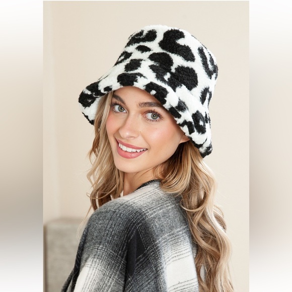 LEOPARD FAUX SHERPA BUCKET HAT - Picture 2 of 5